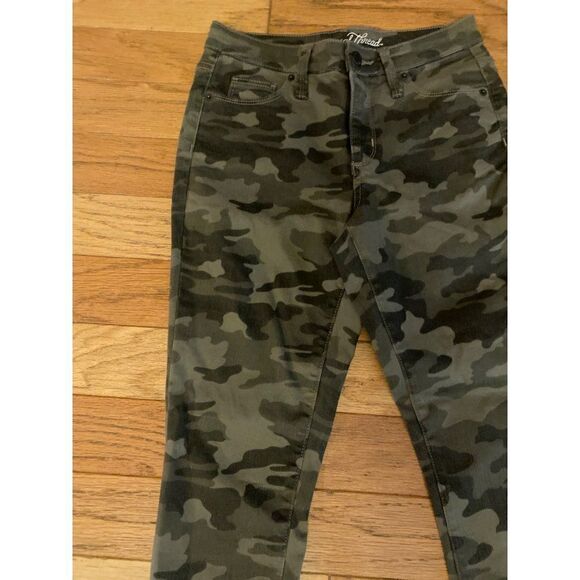 Universal Thread women's green camouflage high rise skinny crop pants size 2/26 - Picture 2 of 10